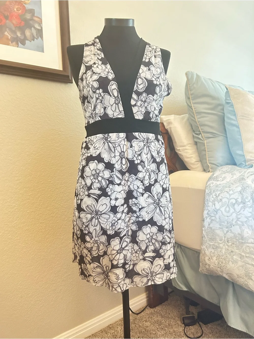 White House, Black Market Floral V-Neck Sleeveless Dress. Size XL NWTGS.